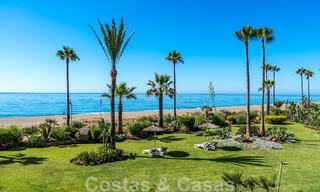 Amplio apartamento reformado en venta en un complejo de playa con vistas panorámicas al mar, en la Nueva Milla de Oro entre Marbella y Estepona 46543 