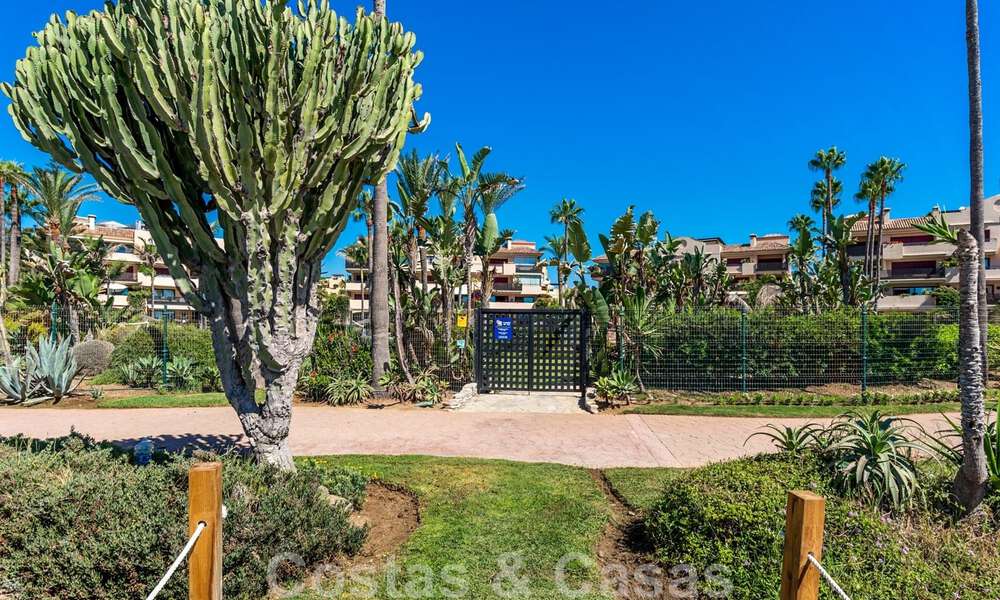 Amplio apartamento reformado en venta en un complejo de playa con vistas panorámicas al mar, en la Nueva Milla de Oro entre Marbella y Estepona 46546