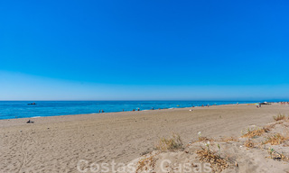 Amplio apartamento reformado en venta en un complejo de playa con vistas panorámicas al mar, en la Nueva Milla de Oro entre Marbella y Estepona 46547 