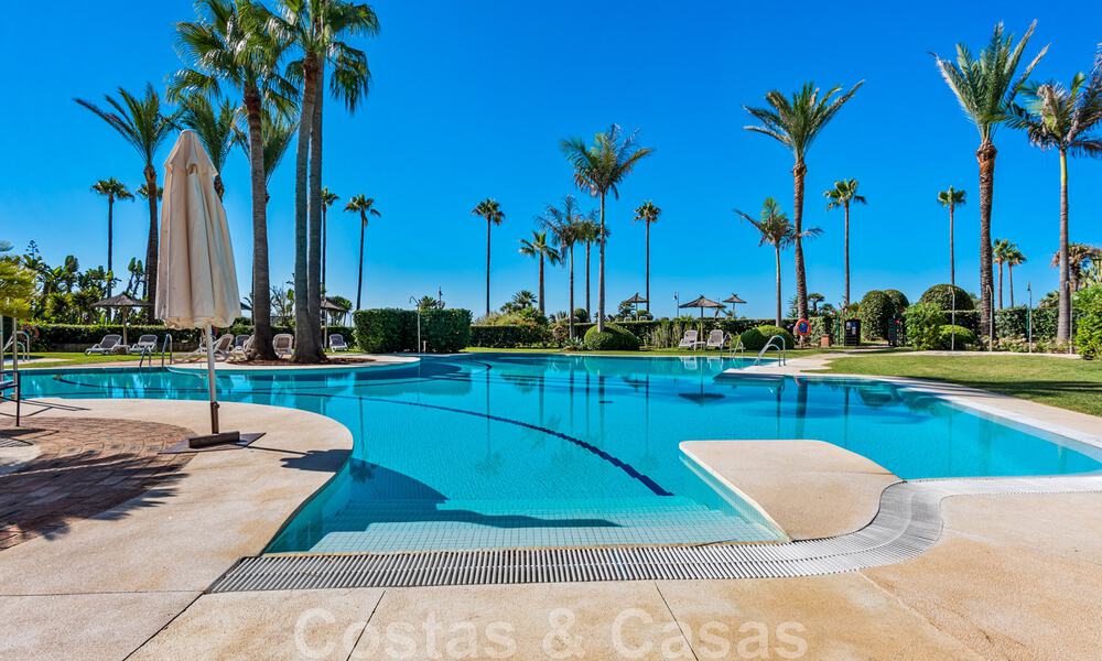 Amplio apartamento reformado en venta en un complejo de playa con vistas panorámicas al mar, en la Nueva Milla de Oro entre Marbella y Estepona 46553
