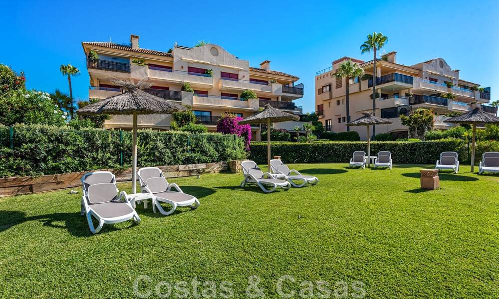 Amplio apartamento reformado en venta en un complejo de playa con vistas panorámicas al mar, en la Nueva Milla de Oro entre Marbella y Estepona 46555