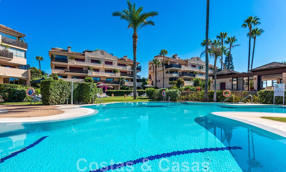 Amplio apartamento reformado en venta en un complejo de playa con vistas panorámicas al mar, en la Nueva Milla de Oro entre Marbella y Estepona 46556