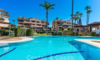 Amplio apartamento reformado en venta en un complejo de playa con vistas panorámicas al mar, en la Nueva Milla de Oro entre Marbella y Estepona 46556 