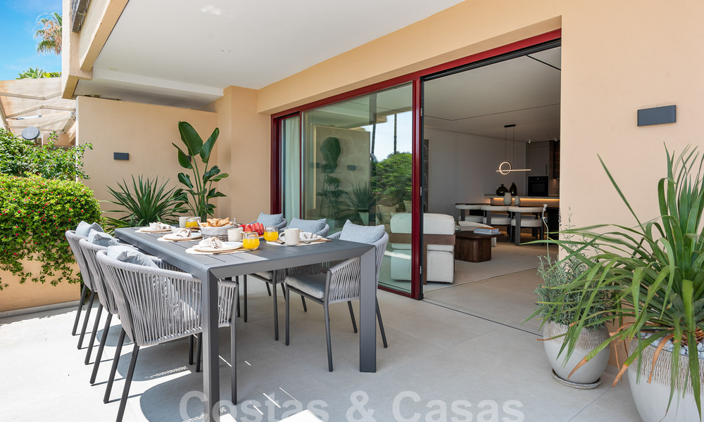 Amplio apartamento reformado en venta en un complejo de playa con vistas panorámicas al mar, en la Nueva Milla de Oro entre Marbella y Estepona 54892