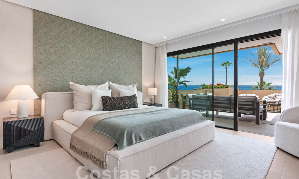 Amplio apartamento reformado en venta en un complejo de playa con vistas panorámicas al mar, en la Nueva Milla de Oro entre Marbella y Estepona 54901