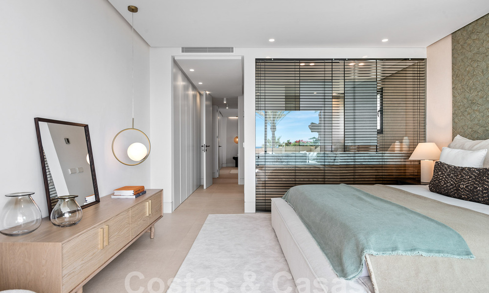 Amplio apartamento reformado en venta en un complejo de playa con vistas panorámicas al mar, en la Nueva Milla de Oro entre Marbella y Estepona 54902