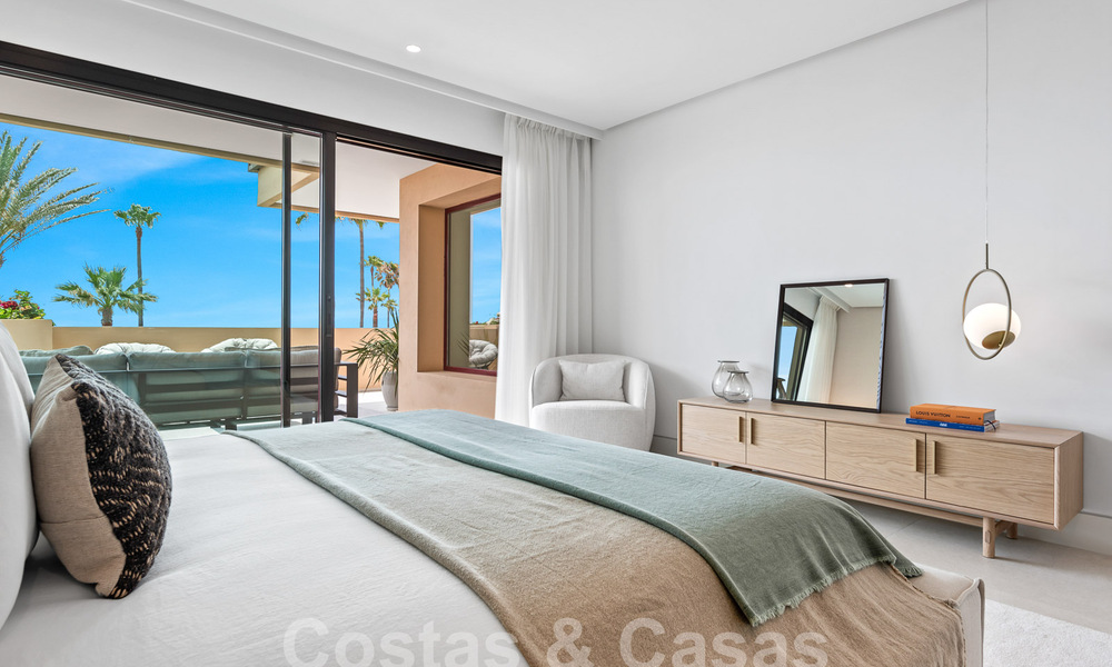 Amplio apartamento reformado en venta en un complejo de playa con vistas panorámicas al mar, en la Nueva Milla de Oro entre Marbella y Estepona 54905