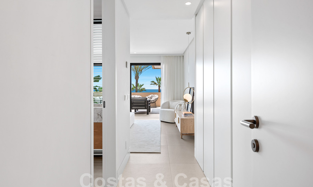 Amplio apartamento reformado en venta en un complejo de playa con vistas panorámicas al mar, en la Nueva Milla de Oro entre Marbella y Estepona 54906