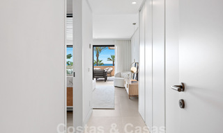 Amplio apartamento reformado en venta en un complejo de playa con vistas panorámicas al mar, en la Nueva Milla de Oro entre Marbella y Estepona 54906 
