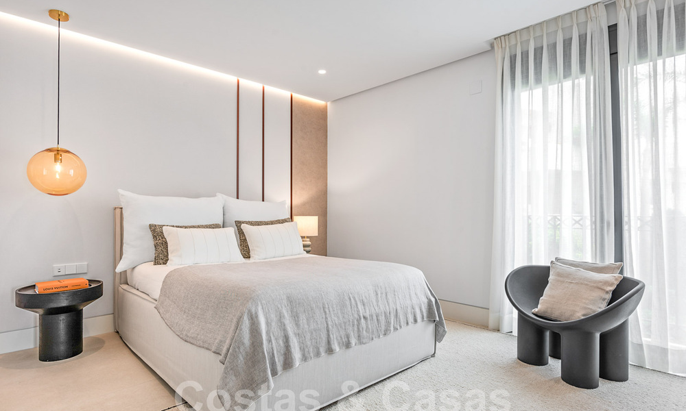 Amplio apartamento reformado en venta en un complejo de playa con vistas panorámicas al mar, en la Nueva Milla de Oro entre Marbella y Estepona 54907