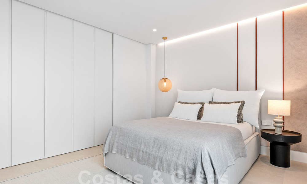 Amplio apartamento reformado en venta en un complejo de playa con vistas panorámicas al mar, en la Nueva Milla de Oro entre Marbella y Estepona 54908