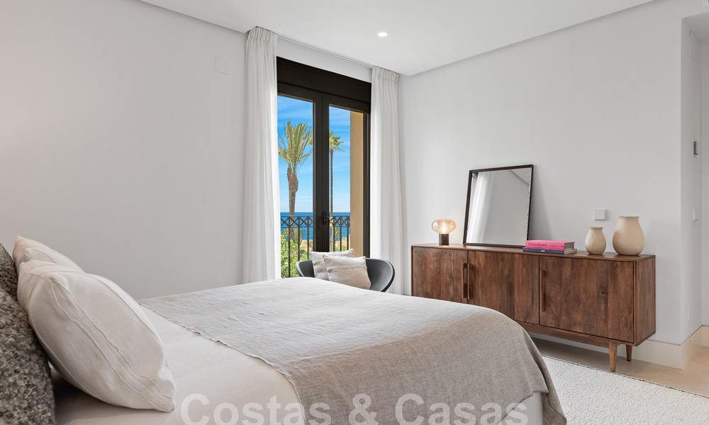 Amplio apartamento reformado en venta en un complejo de playa con vistas panorámicas al mar, en la Nueva Milla de Oro entre Marbella y Estepona 54910