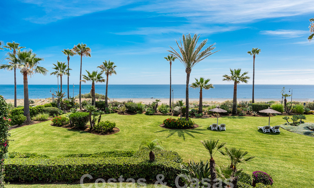 Amplio apartamento reformado en venta en un complejo de playa con vistas panorámicas al mar, en la Nueva Milla de Oro entre Marbella y Estepona 54914