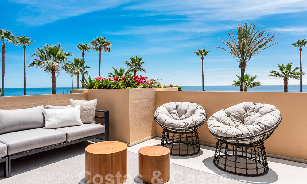 Amplio apartamento reformado en venta en un complejo de playa con vistas panorámicas al mar, en la Nueva Milla de Oro entre Marbella y Estepona 54915
