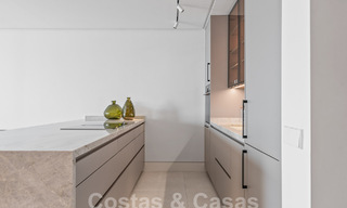 Amplio apartamento reformado en venta en un complejo de playa con vistas panorámicas al mar, en la Nueva Milla de Oro entre Marbella y Estepona 54917 