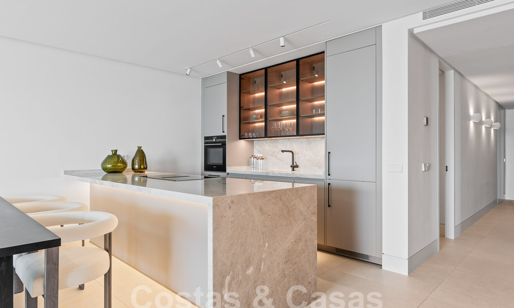 Amplio apartamento reformado en venta en un complejo de playa con vistas panorámicas al mar, en la Nueva Milla de Oro entre Marbella y Estepona 54918