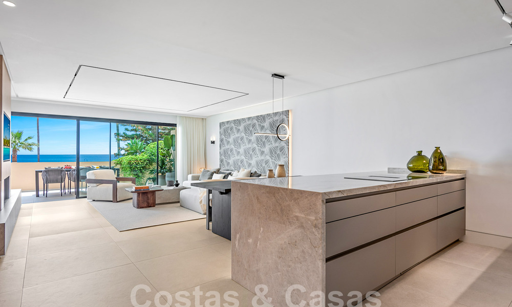 Amplio apartamento reformado en venta en un complejo de playa con vistas panorámicas al mar, en la Nueva Milla de Oro entre Marbella y Estepona 54919