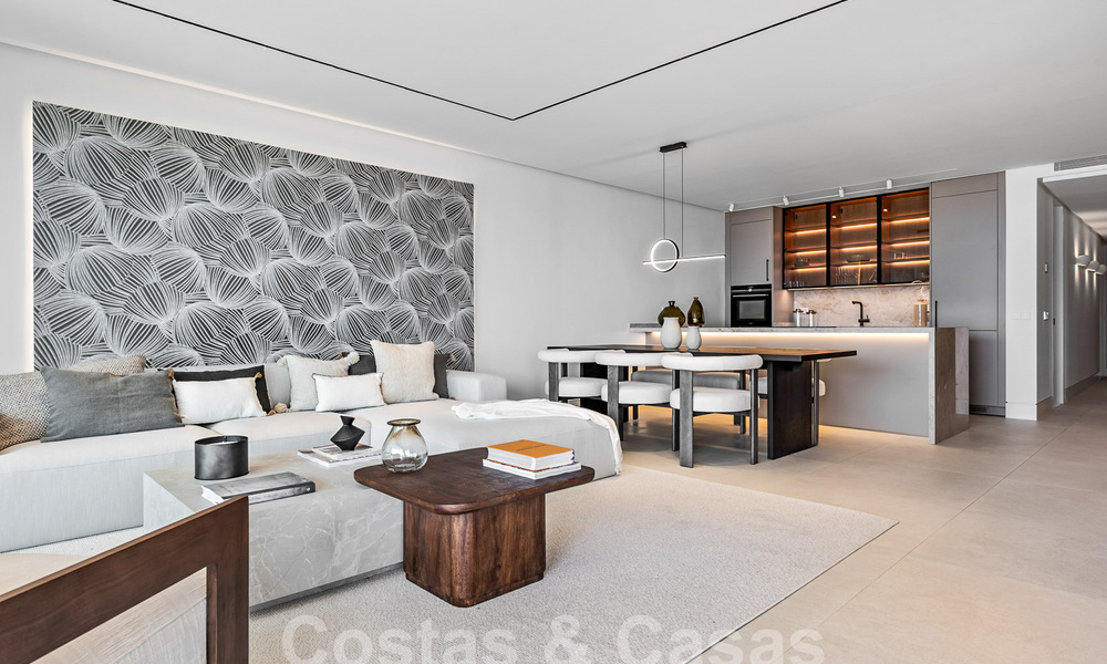 Amplio apartamento reformado en venta en un complejo de playa con vistas panorámicas al mar, en la Nueva Milla de Oro entre Marbella y Estepona 54920