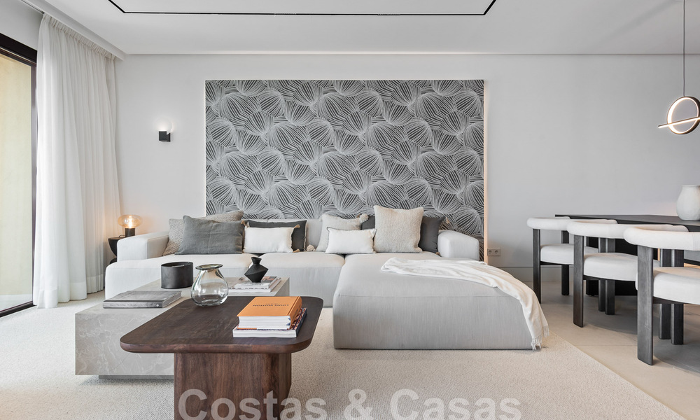 Amplio apartamento reformado en venta en un complejo de playa con vistas panorámicas al mar, en la Nueva Milla de Oro entre Marbella y Estepona 54921