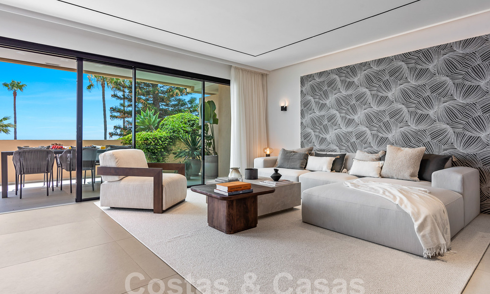 Amplio apartamento reformado en venta en un complejo de playa con vistas panorámicas al mar, en la Nueva Milla de Oro entre Marbella y Estepona 54922