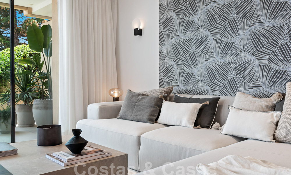 Amplio apartamento reformado en venta en un complejo de playa con vistas panorámicas al mar, en la Nueva Milla de Oro entre Marbella y Estepona 54923