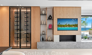 Amplio apartamento reformado en venta en un complejo de playa con vistas panorámicas al mar, en la Nueva Milla de Oro entre Marbella y Estepona 54924 