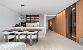 Amplio apartamento reformado en venta en un complejo de playa con vistas panorámicas al mar, en la Nueva Milla de Oro entre Marbella y Estepona 54926 