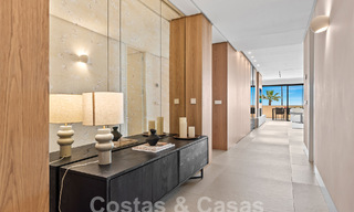 Amplio apartamento reformado en venta en un complejo de playa con vistas panorámicas al mar, en la Nueva Milla de Oro entre Marbella y Estepona 54927 
