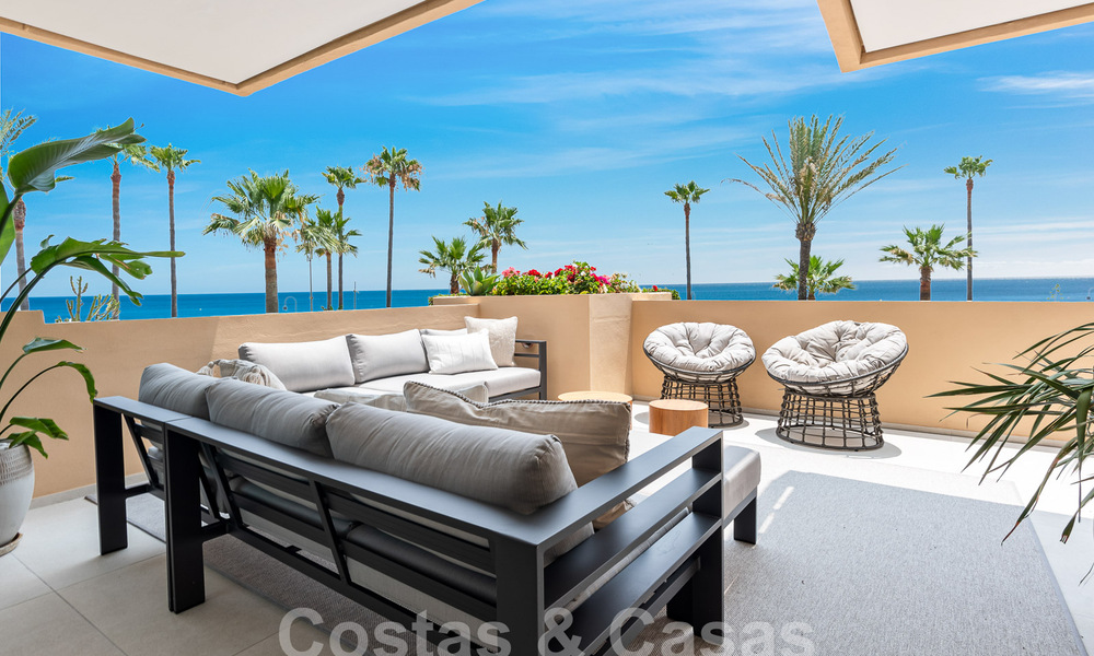 Amplio apartamento reformado en venta en un complejo de playa con vistas panorámicas al mar, en la Nueva Milla de Oro entre Marbella y Estepona 54929