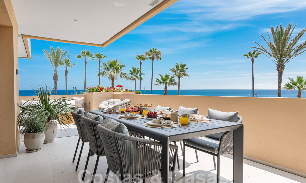 Amplio apartamento reformado en venta en un complejo de playa con vistas panorámicas al mar, en la Nueva Milla de Oro entre Marbella y Estepona 54930