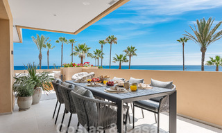 Amplio apartamento reformado en venta en un complejo de playa con vistas panorámicas al mar, en la Nueva Milla de Oro entre Marbella y Estepona 54930 