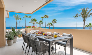 Amplio apartamento reformado en venta en un complejo de playa con vistas panorámicas al mar, en la Nueva Milla de Oro entre Marbella y Estepona 54930 