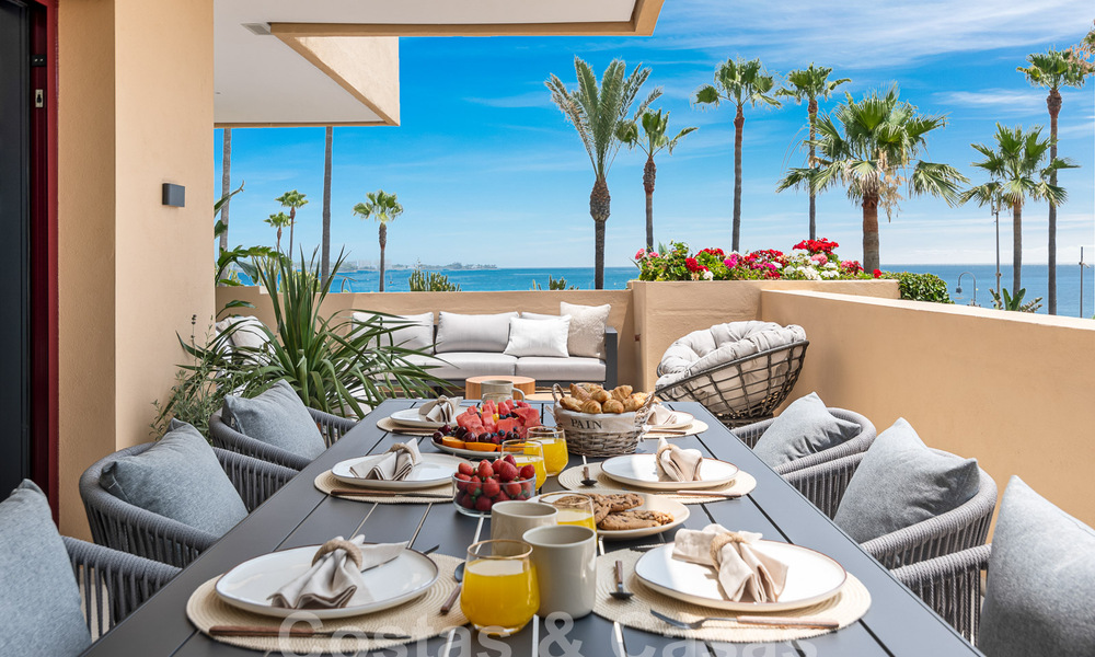 Amplio apartamento reformado en venta en un complejo de playa con vistas panorámicas al mar, en la Nueva Milla de Oro entre Marbella y Estepona 54931