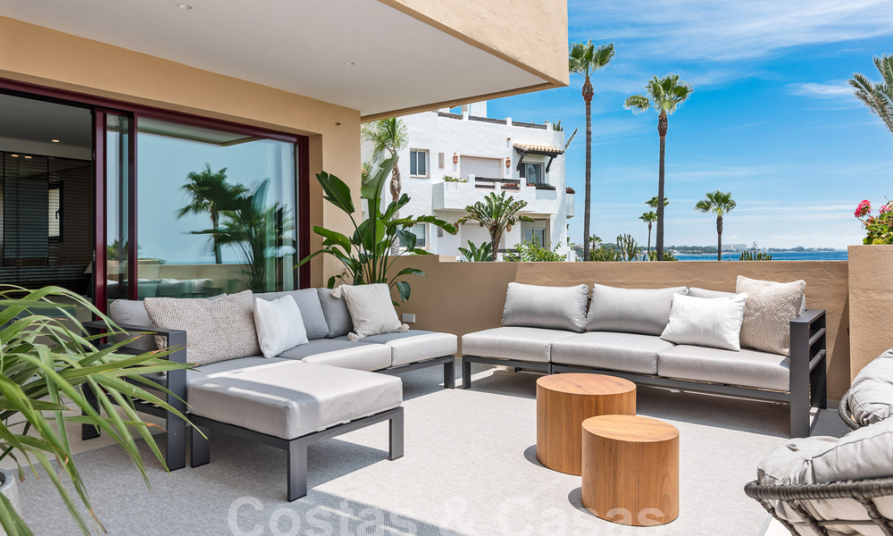 Amplio apartamento reformado en venta en un complejo de playa con vistas panorámicas al mar, en la Nueva Milla de Oro entre Marbella y Estepona 54932