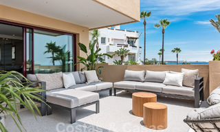 Amplio apartamento reformado en venta en un complejo de playa con vistas panorámicas al mar, en la Nueva Milla de Oro entre Marbella y Estepona 54932 