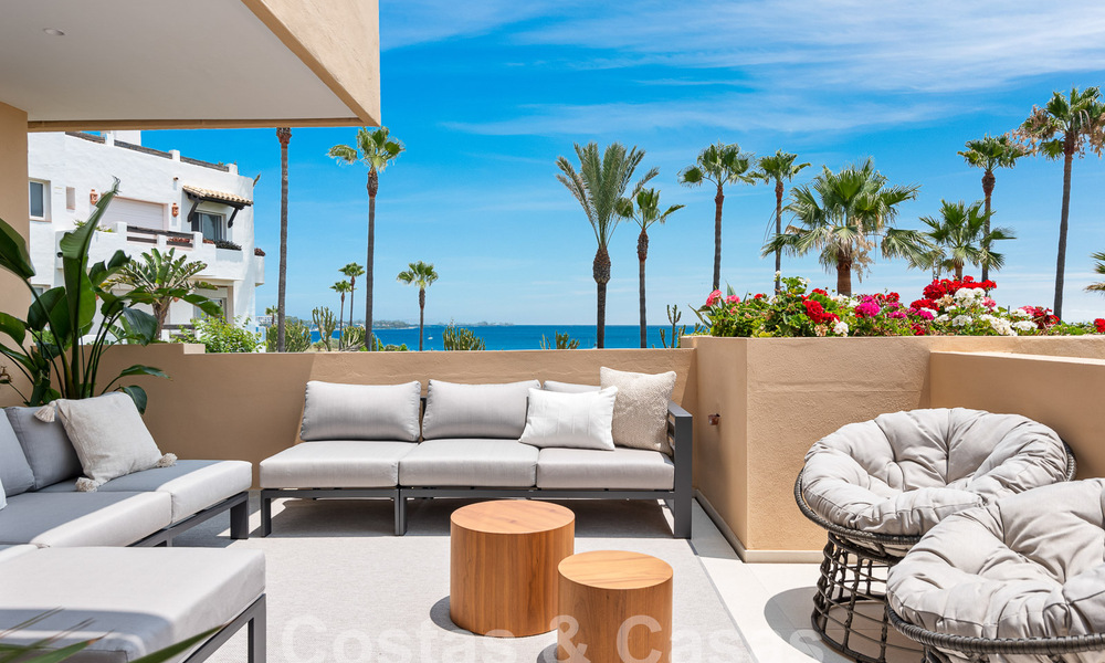 Amplio apartamento reformado en venta en un complejo de playa con vistas panorámicas al mar, en la Nueva Milla de Oro entre Marbella y Estepona 54933