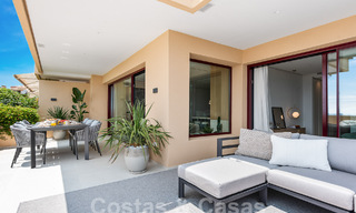 Amplio apartamento reformado en venta en un complejo de playa con vistas panorámicas al mar, en la Nueva Milla de Oro entre Marbella y Estepona 54934 
