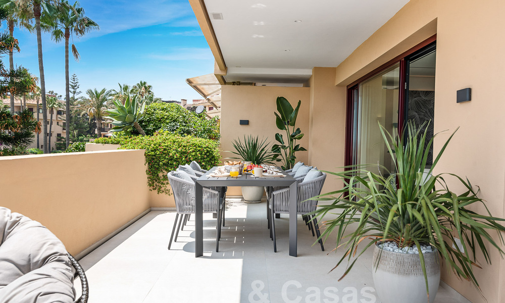 Amplio apartamento reformado en venta en un complejo de playa con vistas panorámicas al mar, en la Nueva Milla de Oro entre Marbella y Estepona 54935