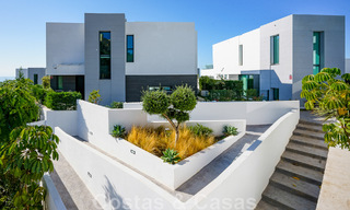 Se vende villa lista para entrar a vivir con arquitectura contemporánea en una comunidad de villas segura en la frontera de Mijas y Marbella 46364 