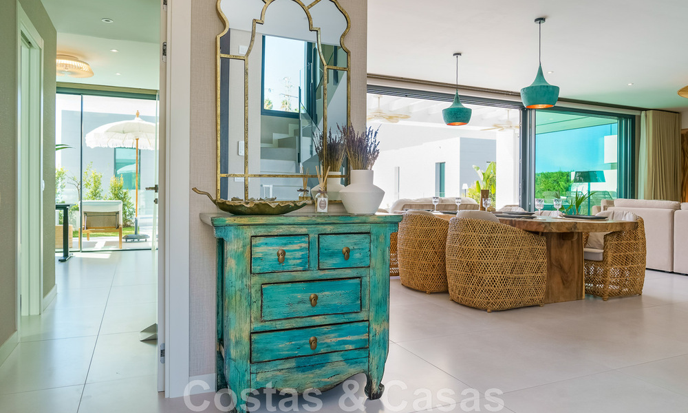 Se vende villa lista para entrar a vivir con arquitectura contemporánea en una comunidad de villas segura en la frontera de Mijas y Marbella 46366