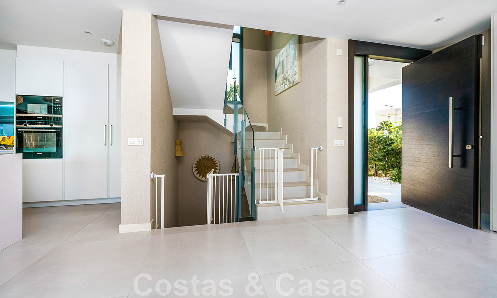 Se vende villa lista para entrar a vivir con arquitectura contemporánea en una comunidad de villas segura en la frontera de Mijas y Marbella 46367