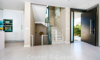 Se vende villa lista para entrar a vivir con arquitectura contemporánea en una comunidad de villas segura en la frontera de Mijas y Marbella 46367 