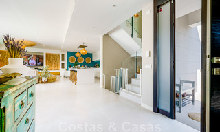 Se vende villa lista para entrar a vivir con arquitectura contemporánea en una comunidad de villas segura en la frontera de Mijas y Marbella 46368 
