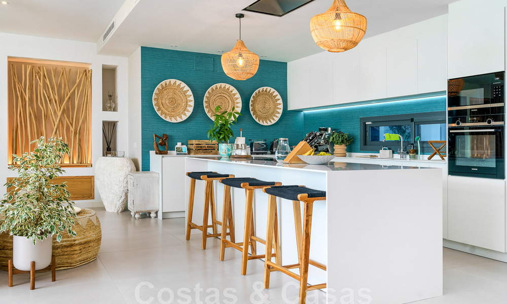 Se vende villa lista para entrar a vivir con arquitectura contemporánea en una comunidad de villas segura en la frontera de Mijas y Marbella 46369