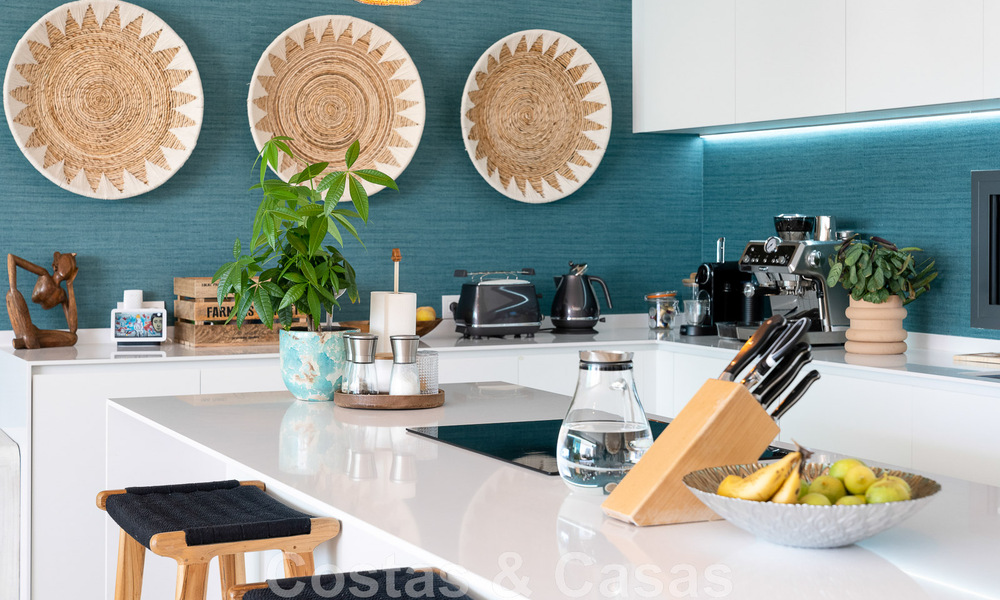 Se vende villa lista para entrar a vivir con arquitectura contemporánea en una comunidad de villas segura en la frontera de Mijas y Marbella 46370