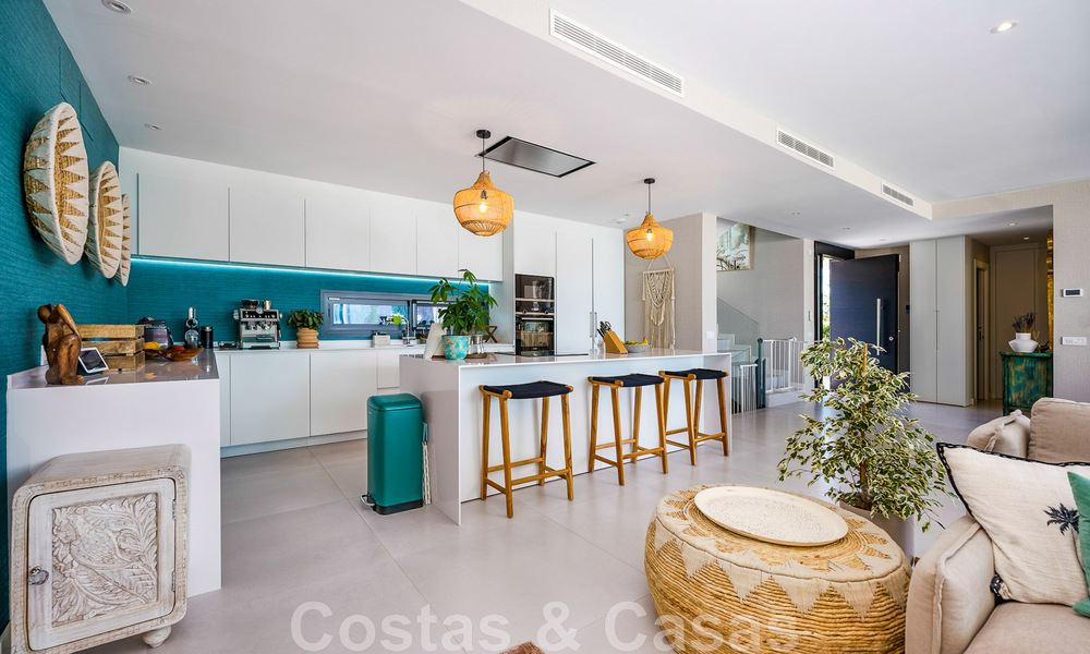 Se vende villa lista para entrar a vivir con arquitectura contemporánea en una comunidad de villas segura en la frontera de Mijas y Marbella 46371