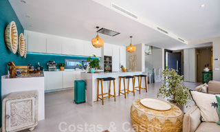 Se vende villa lista para entrar a vivir con arquitectura contemporánea en una comunidad de villas segura en la frontera de Mijas y Marbella 46371 