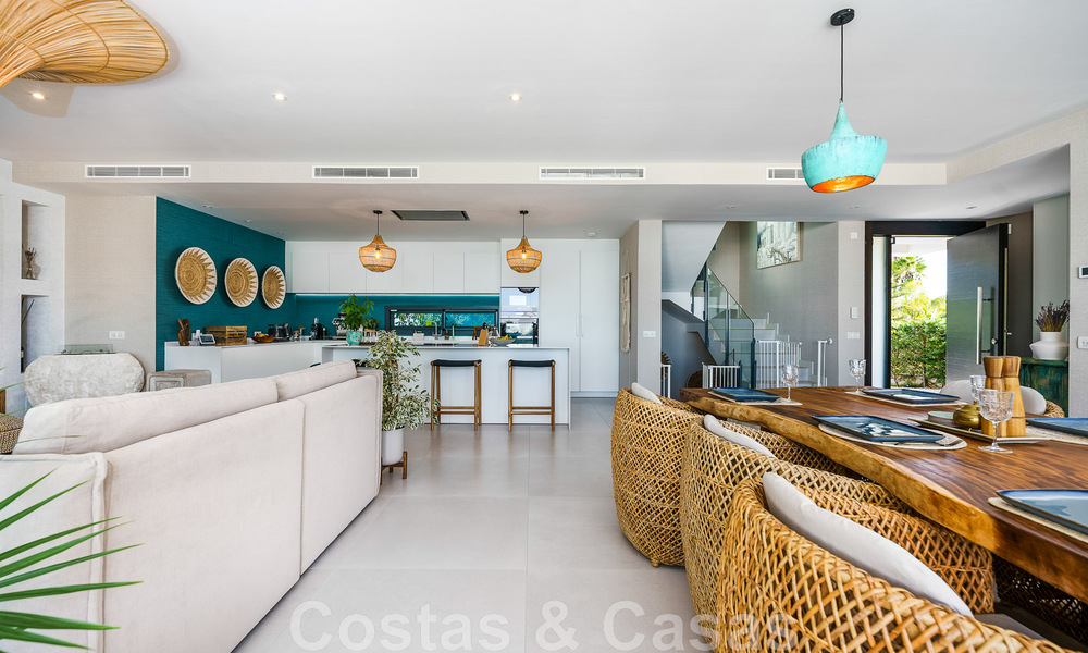 Se vende villa lista para entrar a vivir con arquitectura contemporánea en una comunidad de villas segura en la frontera de Mijas y Marbella 46372