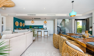 Se vende villa lista para entrar a vivir con arquitectura contemporánea en una comunidad de villas segura en la frontera de Mijas y Marbella 46372 