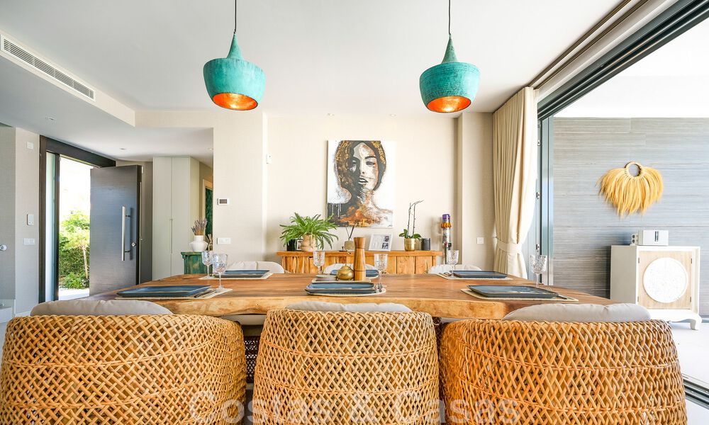 Se vende villa lista para entrar a vivir con arquitectura contemporánea en una comunidad de villas segura en la frontera de Mijas y Marbella 46374